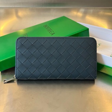  Bottega Veneta Intrecciato Zip Around Wallet