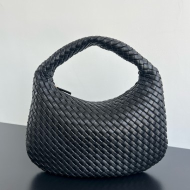 Intrecciato Medium Veneta Shoulder Bag-Black