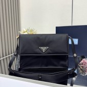 Borsa Prada Traveller medium in Re-Nylon imbottito-Black