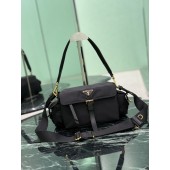 Borsa Prada Explore medium in Re-Nylon con pattina-Black
