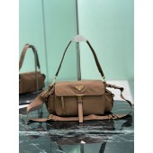 Borsa Prada Explore medium in Re-Nylon con pattina-Brown