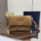 Borsa Prada Traveller medium in Re-Nylon imbottito-Caramel