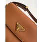 Borsa a spalla Prada Arqué con pattina in pelle-Cognac